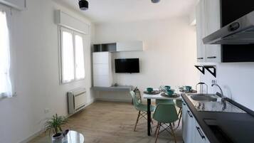 Frigorifero, microonde, forno, piano cottura