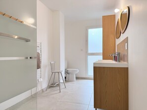Dusche, Haartrockner, Handtücher, Seife