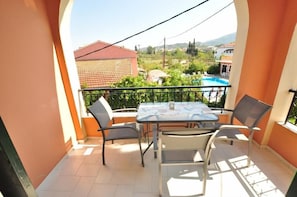 Outdoor dining - Elena Apartments (Corfu)