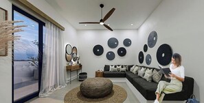 Ein modernes Wohnzimmer mit einer Couch, einem Couchtisch und Wanddekoration.