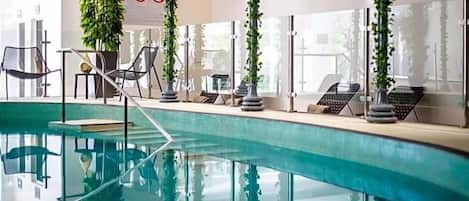 Una piscina techada, una piscina al aire libre