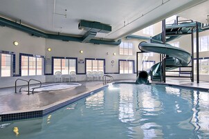 Una piscina techada, una piscina al aire libre