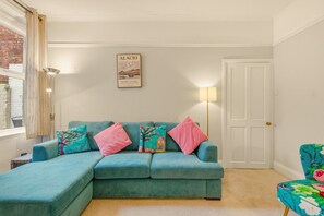 TV, fireplace, books - Bythemoor - North East Escapes (Newcastle Upon Tyne)
