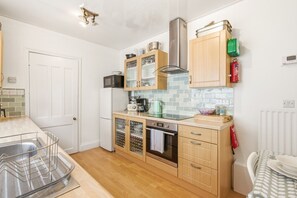 Fridge, microwave, oven, dishwasher - Bythemoor - North East Escapes (Newcastle Upon Tyne)