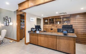 Lobby - Country Inn & Suites by Radisson, Manchester Airport, NH (Bedford)