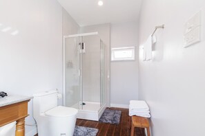 Comfort-Haus, Terrasse | Badezimmer | Hausschuhe