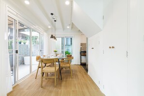 Casa Confort, patio | Restauración
