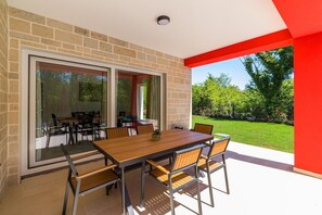 Outdoor dining - Villa Matilda – Private Pool, Complete Privacy and Peace in Nature (Laginji)