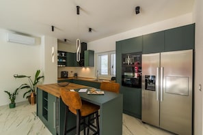 Coffee/tea maker, fridge, microwave, oven - Villa Matilda – Private Pool, Complete Privacy and Peace in Nature (Laginji)