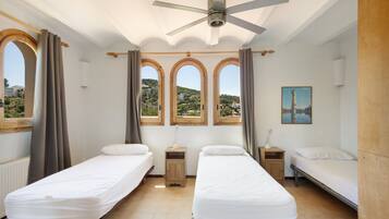 3 bedrooms, iron/ironing board, WiFi, bed sheets