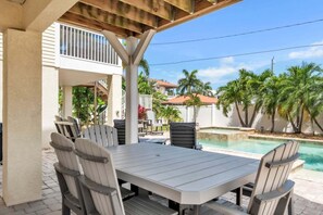 House, 3 Bedrooms | Outdoor dining - Salty Dogs 3 Bedroom Home (Holmes Beach)