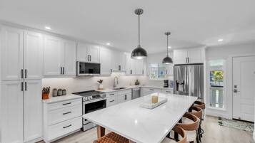 Maison, 2 chambres | Cuisine privée | Réfrigérateur, four, cafetiÚre/bouilloire, grille-pain