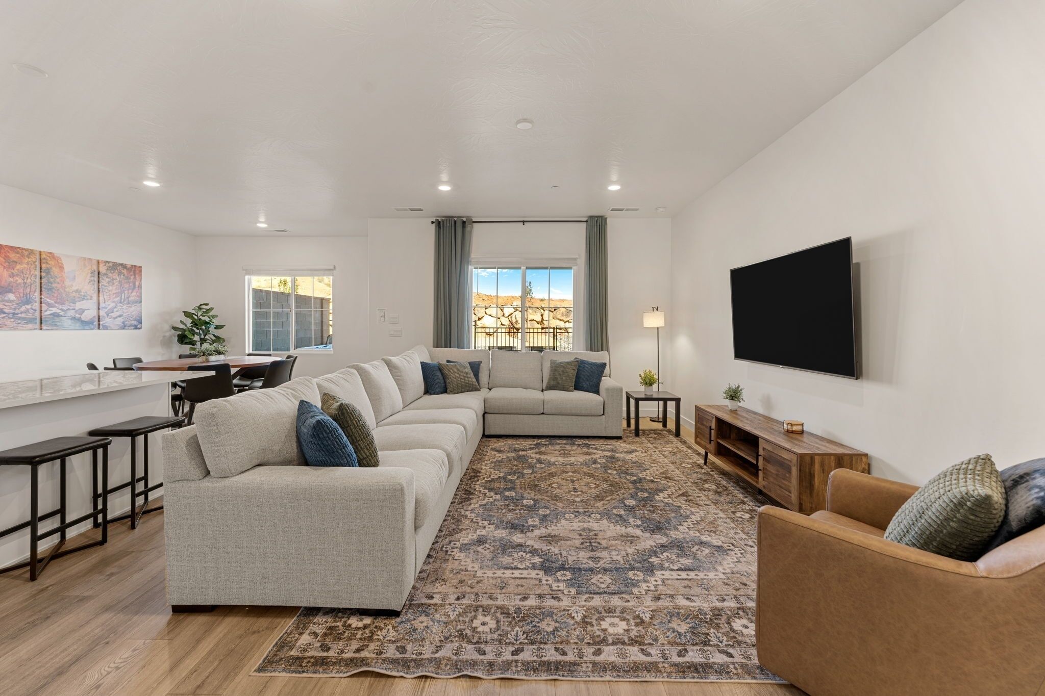 Maison mitoyenne, 4 chambres | Coin séjour | TV connectée