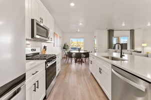 Townhome, 4 Bedrooms | Private kitchen | Fridge, oven, coffee/tea maker, toaster