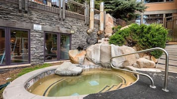 Condo, 2 quartos | Hidromassagem externa