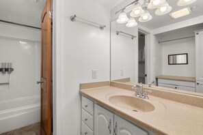 Condo, 2 Bedrooms | Bathroom | Towels, shampoo
