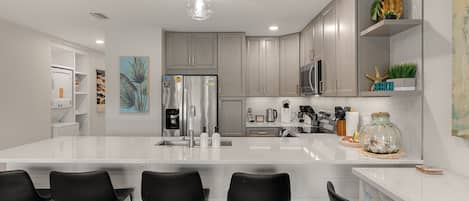 Condo, 2 chambres | Cuisine privée | Réfrigérateur, un four, cafetiÚre-théiÚre, grille-pain