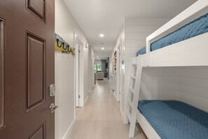 Apartment, 2 Schlafzimmer | 2 Schlafzimmer, laptopgeeigneter Arbeitsplatz, Bügeleisen/Bügelbrett