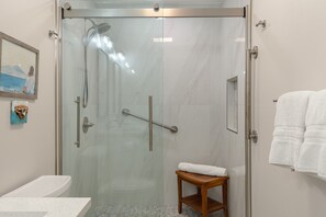 Apartment, 2 Schlafzimmer | Badezimmer | Handtücher, Shampoo
