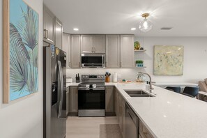 Apartment, 2 Schlafzimmer | Eigene Küche | Kühlschrank, Ofen, Wasserkocher mit Kaffee-/Teezubehör, Toaster