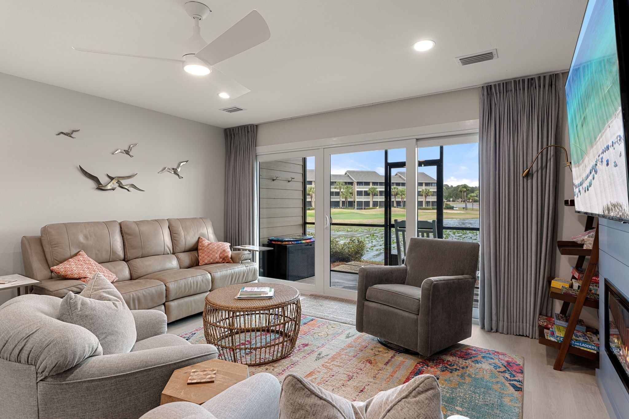 Condo, 2 habitaciones | Área de sala de estar | Smart TV 