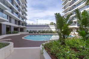 House, Accessible - Calm Luxury w Pool Gym Parking (Lisbon)