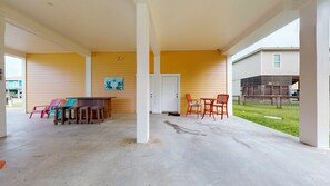 Outdoor dining - Rockin' Redfish: 3  BR, 2  BA House in Crystal Beach, Sleeps 8 (Crystal Beach)