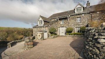 House | 5 bedrooms, high-speed internet