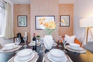 Dining - Central 2 Bed in Wrexham, Sleeps 6 with Parking! (Wrexham Principal Area)