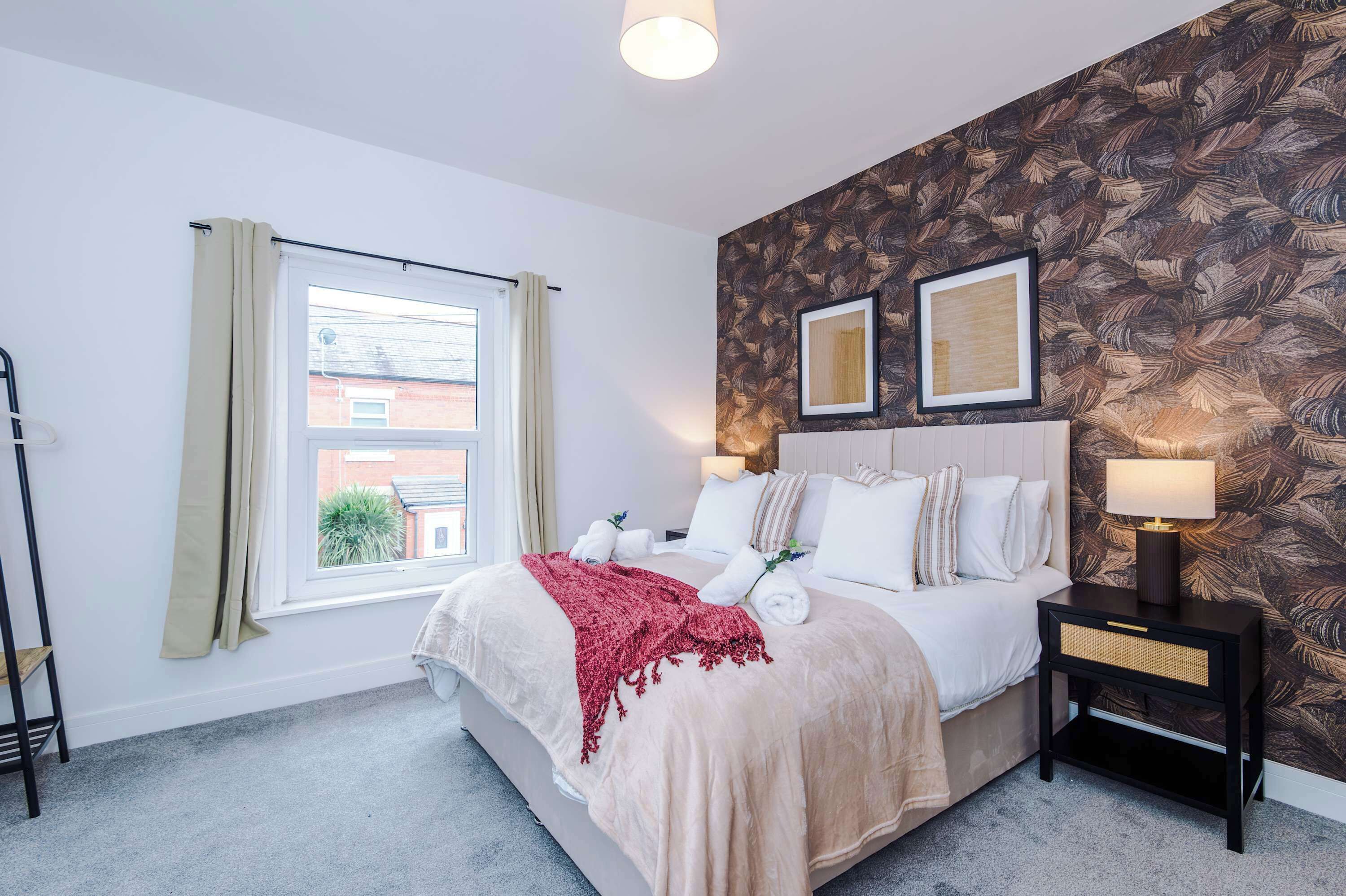 2 bedrooms, desk, iron/ironing board, WiFi