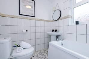 Shower, hair dryer, towels, shampoo - Central 2 Bed in Wrexham, Sleeps 6 with Parking! (Wrexham Principal Area)