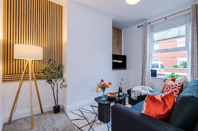 Central 2 Bed in Wrexham, Sleeps 6 with Parking!