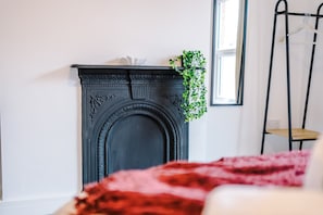 2 bedrooms, desk, iron/ironing board, WiFi - Central 2 Bed in Wrexham, Sleeps 6 with Parking! (Wrexham Principal Area)