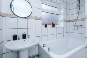 Dusch, hårtork, handdukar och schampo