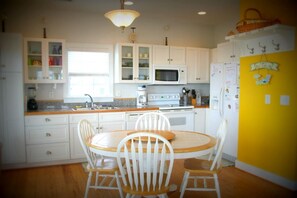 Microwave - Your Coastal Retreat Awaits at Giddy's Get Away (N Topsail Beach)