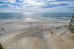 Beach - The Beach Peach – Oceanfront Escape with Panoramic Views (North Topsail Beach)