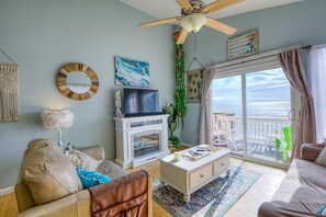 Living area - The Beach Peach – Oceanfront Escape with Panoramic Views (North Topsail Beach)