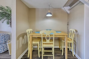 Dining - Surf City Condo with Pool and Ocean Access (Surf CIty)