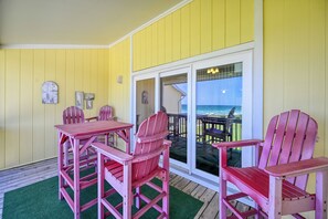 Outdoor dining - Surf City Condo with Pool and Ocean Access (Surf CIty)