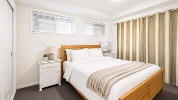 Desk, iron/ironing board, WiFi, bed sheets