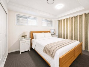 Desk, iron/ironing board, WiFi, bed sheets - West End Oasis: 4BR w/ Full amenities and Pool (Brisbane)