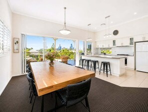 Dining - West End Oasis: 4BR w/ Full amenities and Pool (Brisbane)