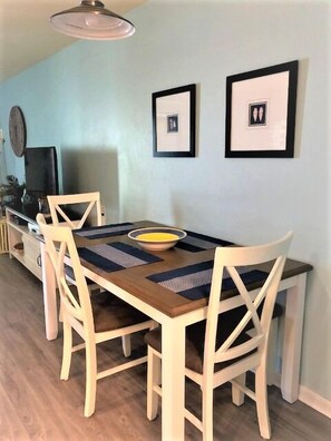 Dining - Oceanfront Comfort in Surf City -  Surf Condo 112 (Surf City)