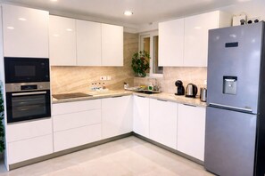 Private kitchen - Cliff's Edge Luxury Apartment With Large Pool & Stunning Views (Ta' Sannat)