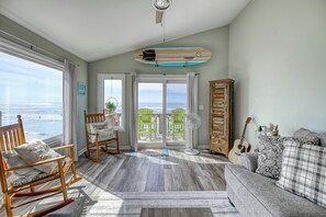 Living area - Oceanfront Duplex Perfect for the Whole Family (North Topsail Beach)