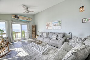 Living area - Oceanfront Duplex Perfect for the Whole Family (North Topsail Beach)