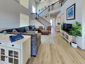 Smart TV - Buckin Beach House | Spacious + Community Pool (Galveston)