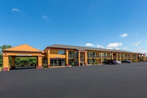 Property entrance - Ole South Inn Jackson I 40 TN (Denmark)