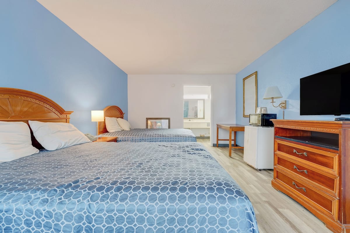 Room, Non Smoking (2 Full Beds) | Desk, WiFi (free), bed sheets