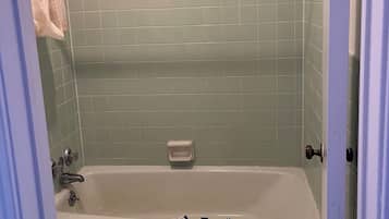Ensemble douche/baignoire, sĂšche-cheveux, serviettes fournies, savon